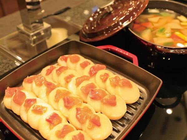【夕食ビュッフェ/例】北海道ならではのアイヌの食文化に触れることができる※イシモト（左）オハウ（右）