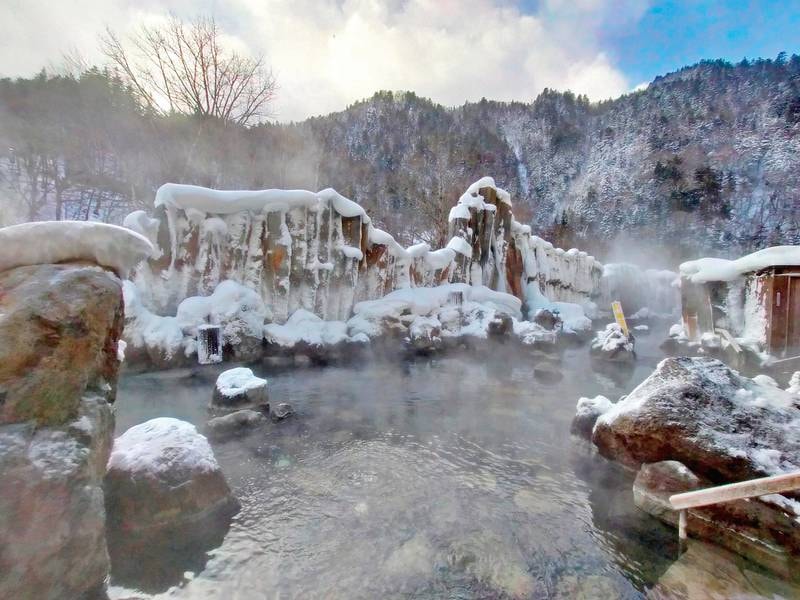 【峡谷大露天風呂「宇旅璃 ～うたり～」】冬には雪の景色を楽しみながら温泉を満喫