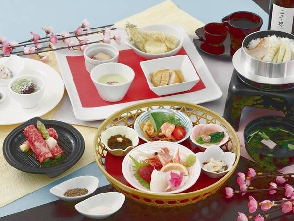 【夕食:料理長厳選季節の御膳/例】料理長自慢の御膳は季節によってメニューを変え。四季で料理を楽しめる