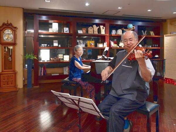 【森の音楽会】毎晩ロビーで様々なジャンルの生演奏を実施