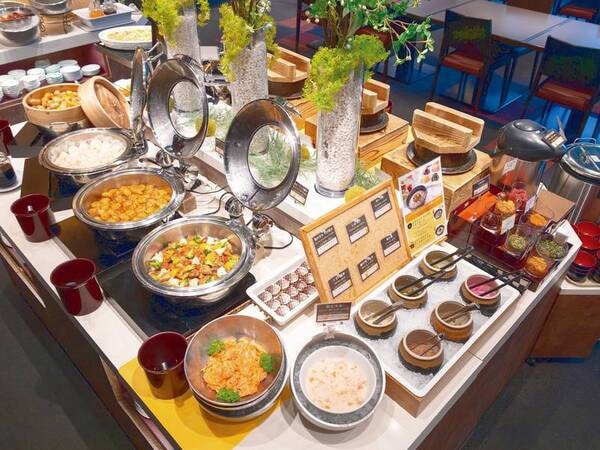 【夕食ビュッフェ】前菜や季節の料理、デザートなど好きなものを好きなだけ