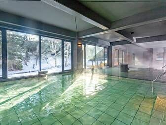 KIKI知床 ナチュラルリゾート/【大浴場】 広々した浴槽は温度が異なりお好みの温度で湯浴みを楽しめる