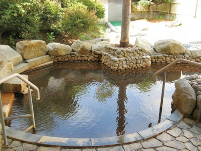 【新館露天風呂】身体がぽかぽかあたたまる塩化物泉を注ぐ岩造りの湯殿