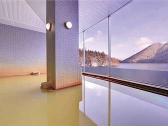 然別湖畔温泉ホテル風水/【大浴場】神秘の湖を望む、にごり湯の大浴場