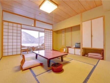 【和室10畳/例】全部屋から然別湖を一望。素敵な滞在のひとときを。