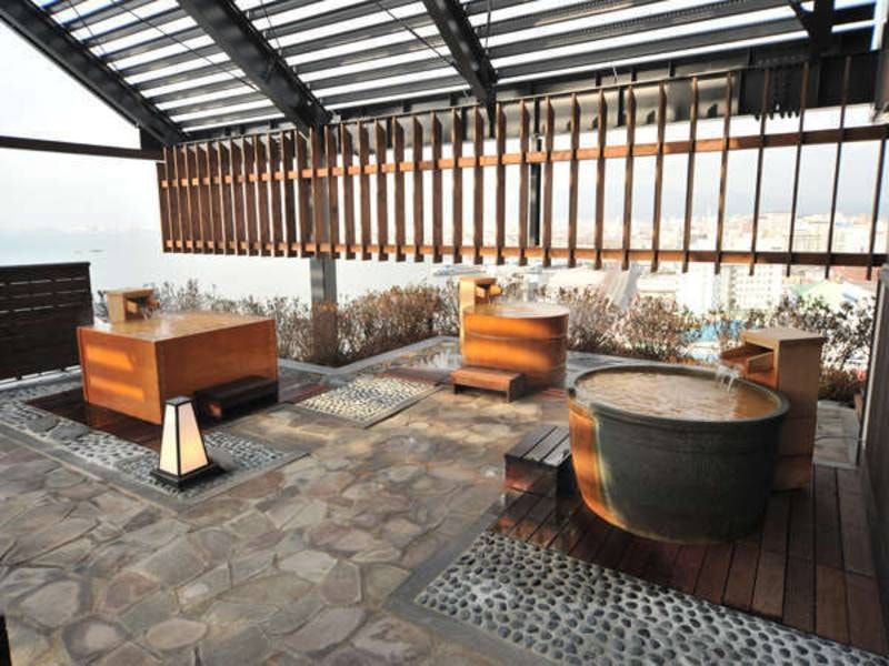 【露天風呂】檜風呂・陶器風呂・樽風呂の三種類ある一人風呂
