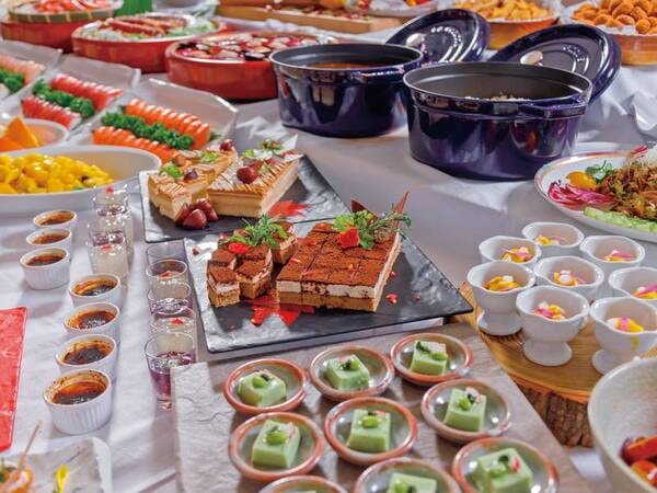 夕食【和洋中約60種バイキング/写真一例】旬の味覚が大集合！