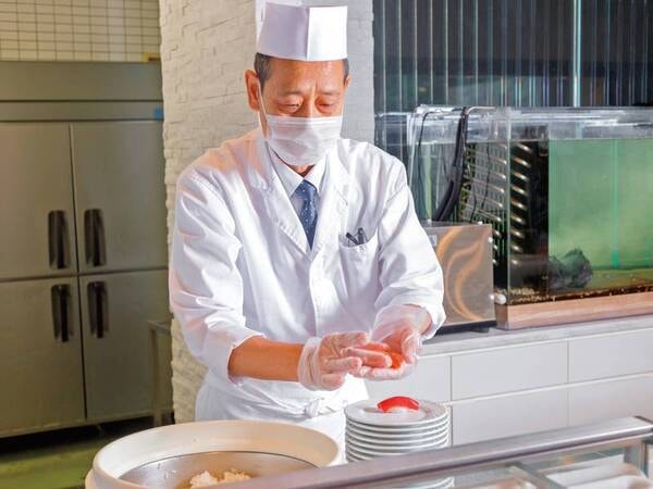 夕食【和洋中約60種バイキング/写真一例】ライブキッチンで出来立てのお料理をご提供