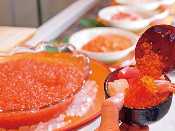 【朝食バイキング/写真一例】海の幸が盛り放題の『朝から自分勝手丼』が人気！