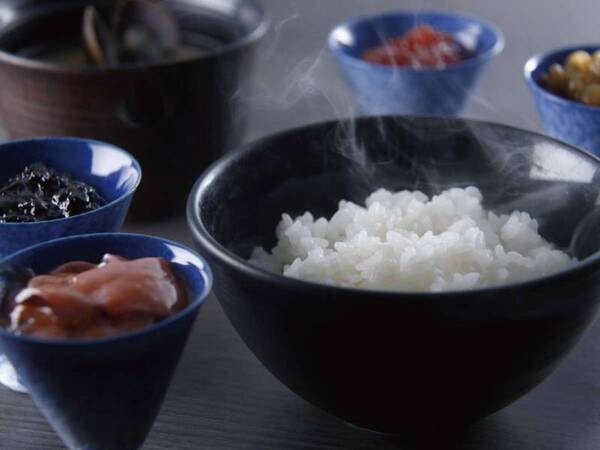 【朝食/一例】道産米のふっくらごはんと、ごはんのおともが充実
