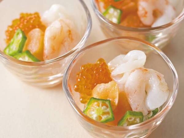【朝食/一例】ミニ海鮮グラスは彩りもきれいな海鮮素材をひとつのグラスに。そのまま食べても、ご飯にかけて海鮮丼にも◎