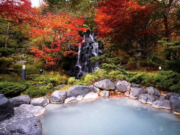 【露天風呂】秋には紅葉を眺めながら