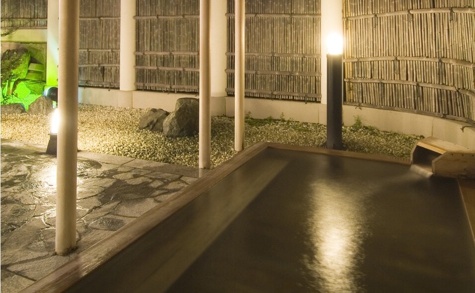 【竜胆の湯庭園露天風呂】雄々しく石を基調にした露天風呂で露天の醍醐味をお愉しみ下さい。