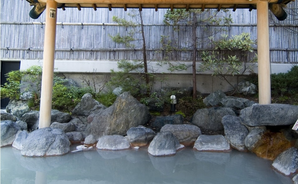 【竜胆の湯庭園露天風呂】雄々しく石を基調にした露天風呂で露天の醍醐味をお愉しみ下さい。