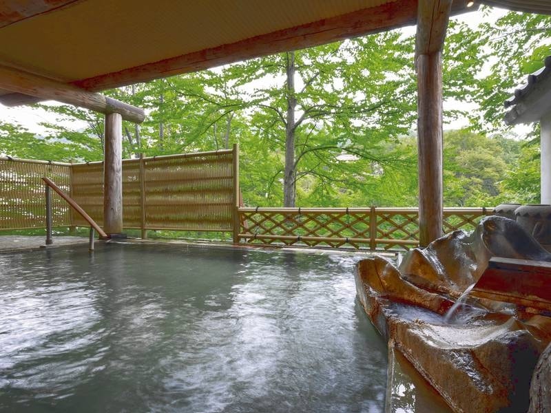 【露天風呂】なめらかな肌触りのお湯は源泉かけ流し※貸切風呂は除く