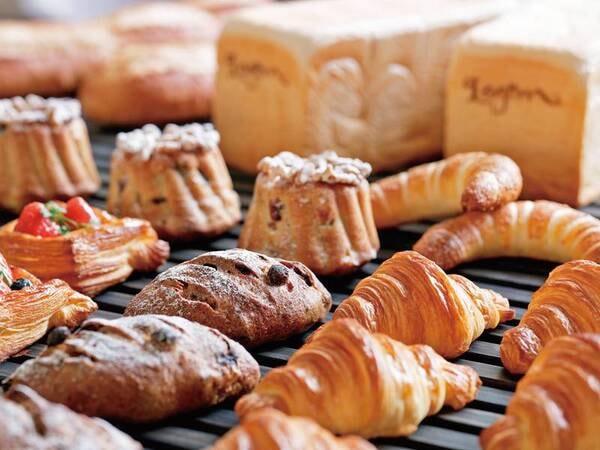 【館内カフェ<FIKA CAFE Lagom>/例】魅力的なパンの数々が並ぶ♪