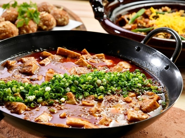 夕食ビュッフェ一例/ラムや八角を効かせた「サ飯」にぴったりの献立も