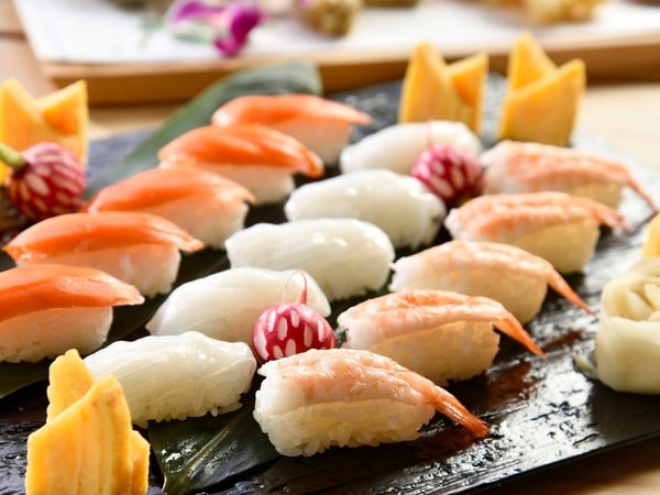 夕食ビュッフェ一例/職人が目の前で握る、人気のネタや獲れたて魚介で彩る寿司