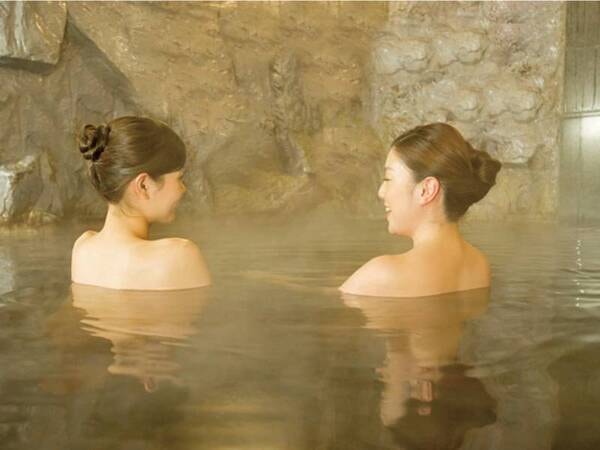 【大浴場】炭酸水素塩泉は肌の新陳代謝を促し、湯上りはさっぱりとした清涼感が特徴