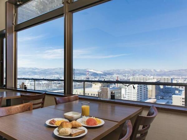 【食事会場】旭川市内と、晴れた日には大雪の山々を眺めながら朝食が楽しめます