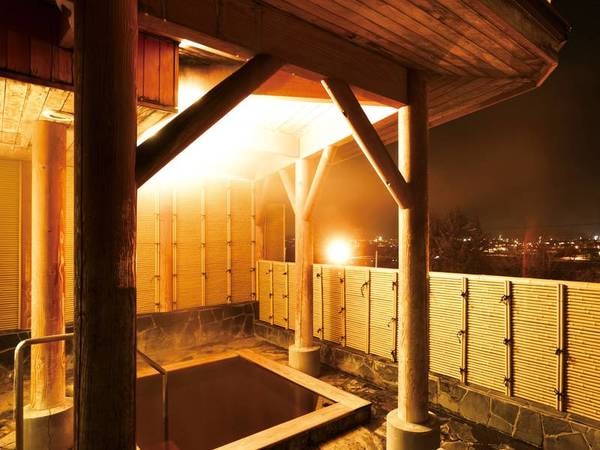 【屋上檜露天風呂】源泉100％かけ流しの湯が注ぐ、檜造りの贅沢な露天風呂