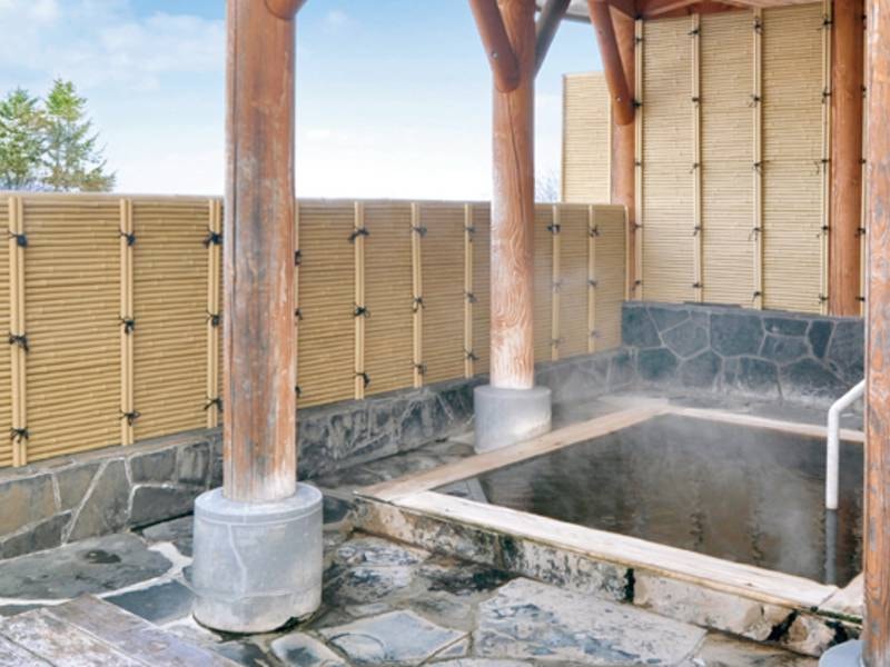 【屋上檜露天風呂】源泉100％かけ流しの湯が注ぐ、檜造りの贅沢な露天風呂