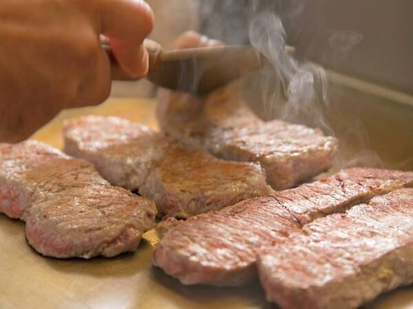 【2食付きプラン/例】お肉はライブキッチンで焼き上げる