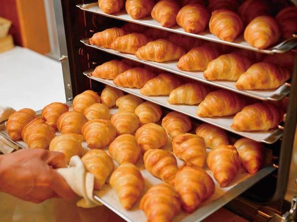 【朝食バイキング/例】朝食で出されるパンは、毎日ホテルで焼き上げています！