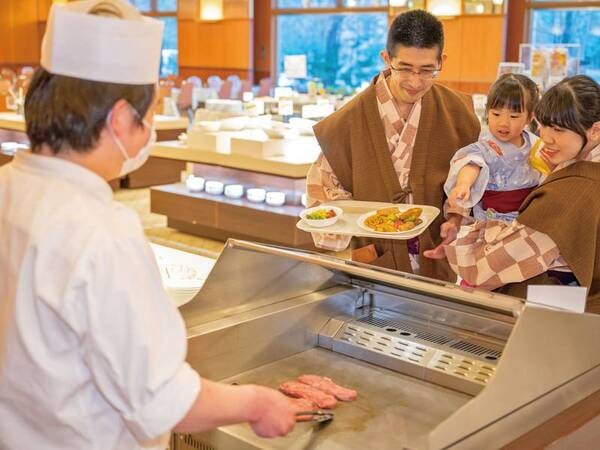 【夕食バイキング/例】広々とした会場でゆっくりお料理を満喫