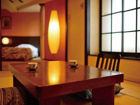 【民芸調和洋室（ツイン+8畳）/例】和洋折衷の部屋