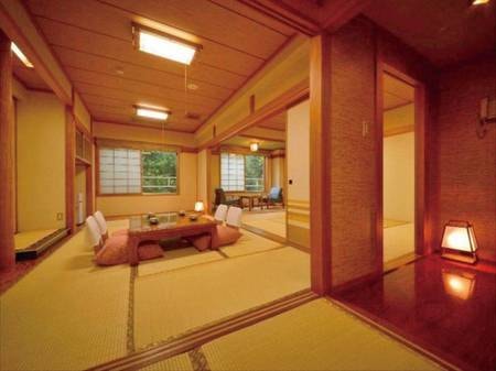 【特別和室（10畳+10畳）/例】最大８名様まで宿泊できる広々としたお部屋（ふすまで仕切る事が出来ます）