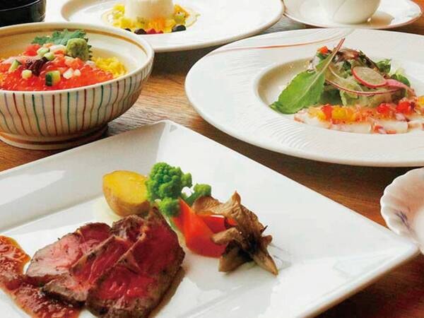 和と洋の料理を1度に楽しめるセットメニュー/夕食一例