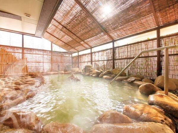 【「清水の湯」露天風呂】北海道の御影石を用いた湯殿