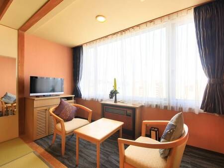 【和室10畳】窓から光が差し込む清潔感溢れる（一例）