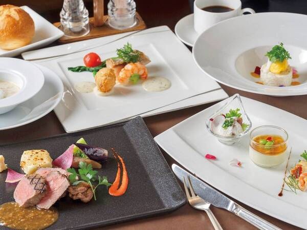 【夕食:洋食コース/例】季節に合わせた旬な食材を使用したコースメニューをご用意※写真:とある季節のメニュー