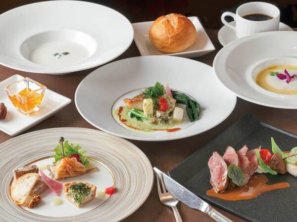 【夕食:洋食コース/例】クチコミ高評価のコースは季節で内容が変わる※写真:とある季節のメニュー