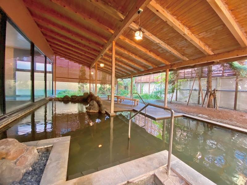 【清涼の湯・露天風呂】庭園を望みながら「北海道三大名湯」を満喫