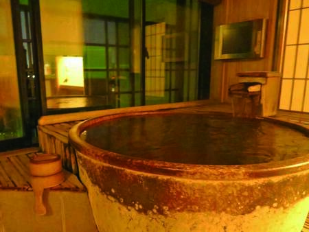 【露天風呂付き客室/例】檜風呂または信楽焼の露天風呂付き