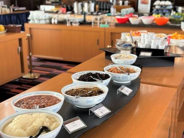 【朝食バイキング/例】北海道ごま昆布/いか塩辛等のご飯のお供をご用意しております