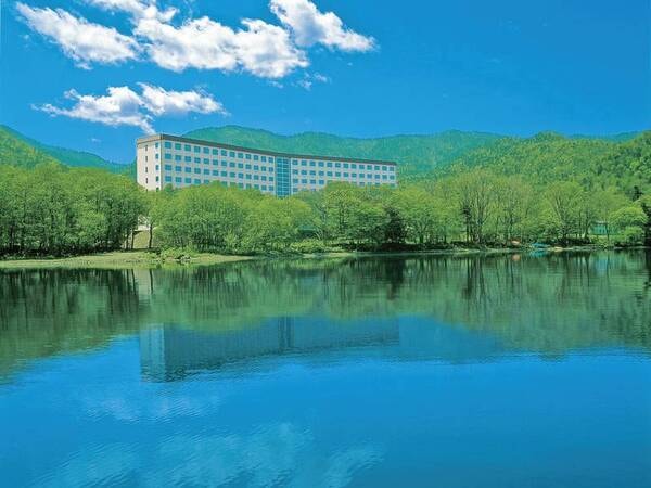 【外観】屈斜路湖畔に佇む温泉リゾートホテル