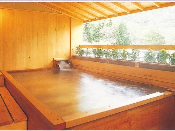 【展望露天風呂】樹林越しに雄大な十和田湖や山々を望む気持ちのいい露天風呂
