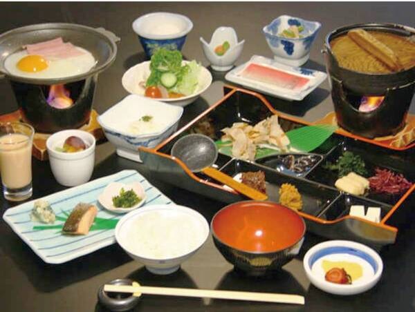 【朝食/例】赤みそ、白みそを選び、お好みの具を入れて作るお味噌汁が好評♪