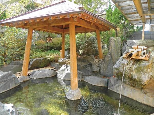 【露天風呂】趣あふれる日本庭園とかけ流し温泉を楽しむ