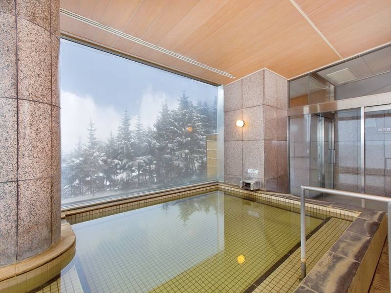 【大浴場】大きな窓が特徴の室内大浴場からも津軽の大自然が大パノラマの楽しめます
