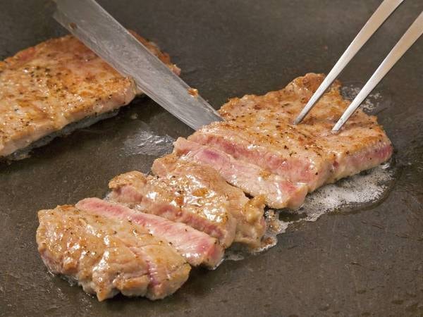【和洋バイキング/例】ジューシーな牛ステーキも食べ放題の魅力の一つ！お肉だけでもお腹一杯に、、、。
