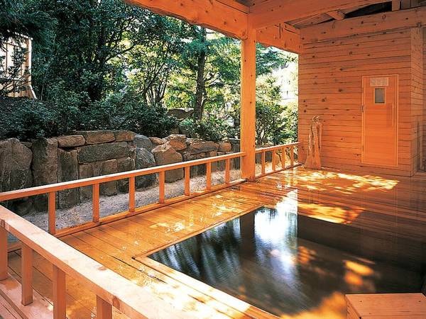 【露天風呂】総ヒバ造りの浴槽で庭園を眺めてくつろぐ