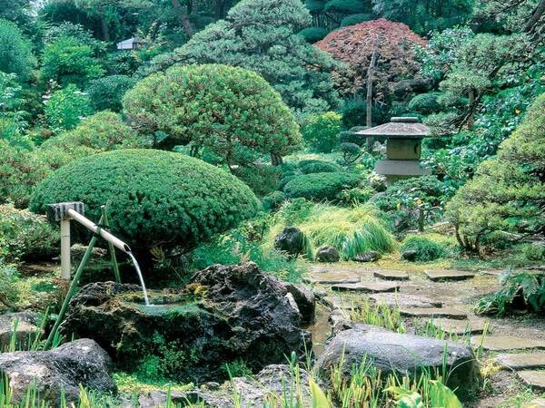 【客室　庭園/例】伝統を守り伝えた日本庭園の趣に、深い寛ぎの色が宿る