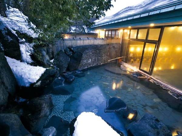 【露天風呂】冬季は、運が良ければ雪見の露天も楽しめます。冬の贅沢！？