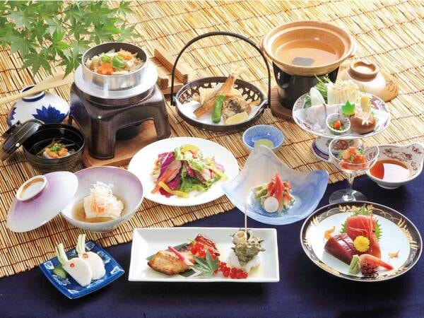 【郷土会席プラン/例】青森ならではの旬の食材を使用したお料理をお楽しみいただけます。津軽の山と海の恵みを使い、趣向を凝らした旬の会席料理。料理長が腕によりをかけた品々を、心ゆくまでご堪能ください。