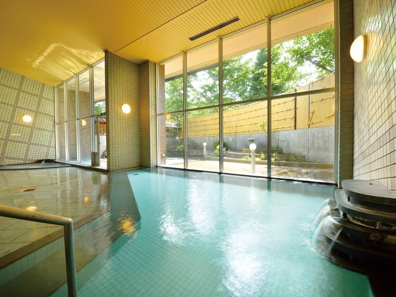 【大浴場】八甲田山麓にある「猿倉温泉］の源泉です。泉質は、さらりとしていて湯触りがやわらか。日々の疲れを優しく癒してくれます。